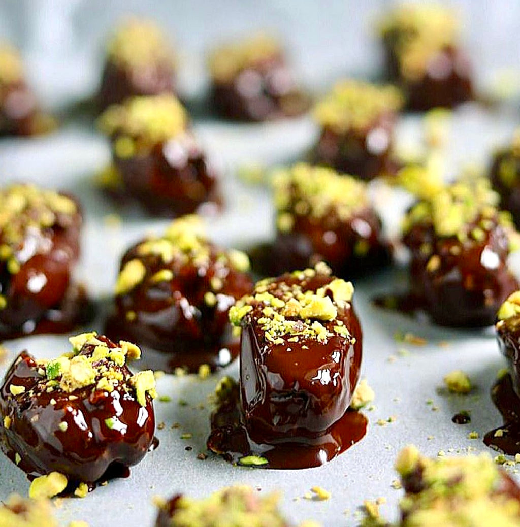 Chocolate dipped dates Mumbai made with premium dates and rich coating for luxury gifting and indulgent treats