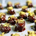Chocolate dipped dates Mumbai made with premium dates and rich coating for luxury gifting and indulgent treats